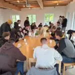Teilnehmende der LWG-Meisterklassen bei Kaffee im Seminarraum von Pflanzen Weiglein