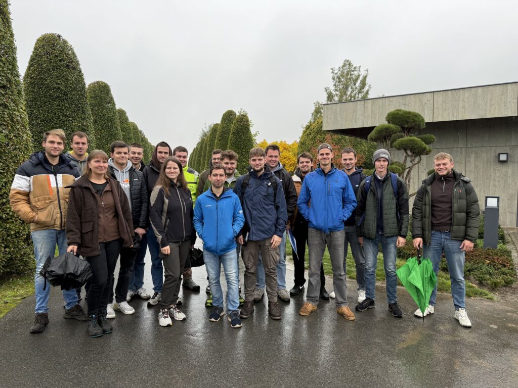 Gruppenfoto der LWG-Meisterklassen bei Pflanzen Weiglein in Geesdorf
