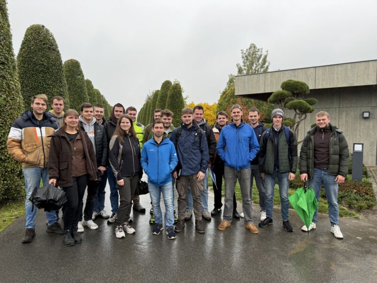 Gruppenfoto der LWG-Meisterklassen bei Pflanzen Weiglein in Geesdorf